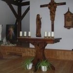 1. Vybavení kaple v Říčanech u Prahy, celkový pohled, lipové a smrkové dřevo